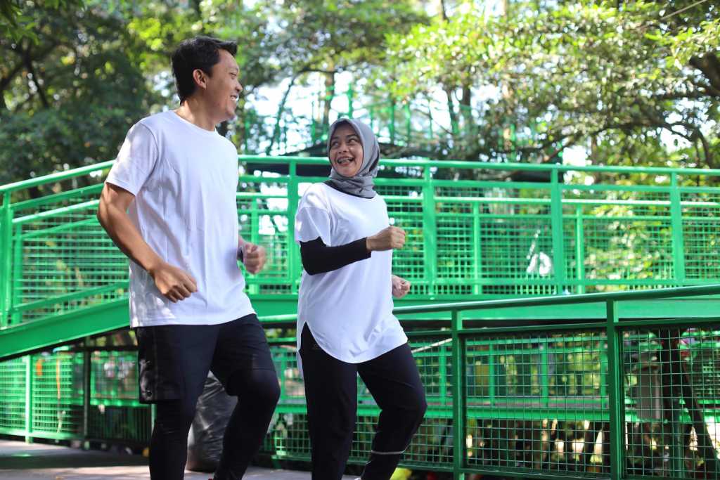 pasangan beriadah jogging untuk pengurusan masa