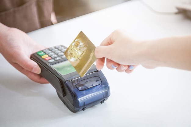 pelanggan membayar menggunakan kartu debit atau kredit