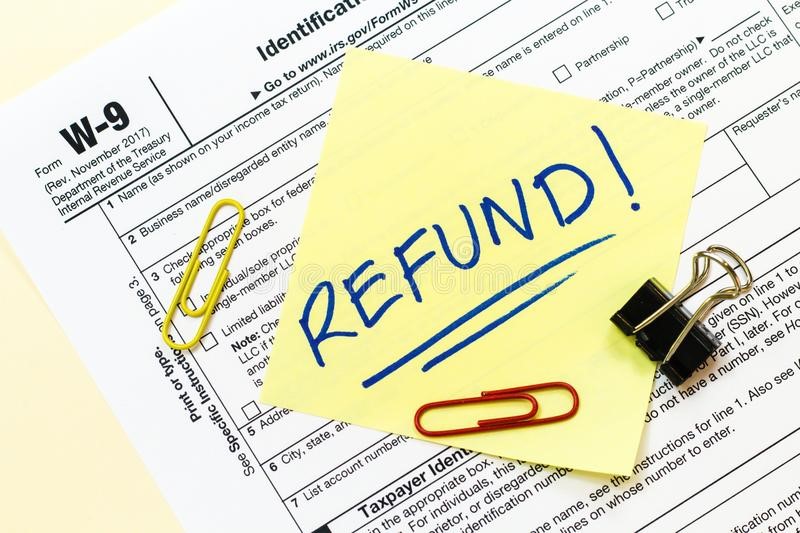 tulisan refund di kertas dan selembar dokumen syarat mengajukan refund