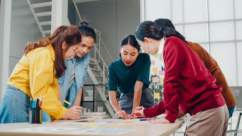 A group of colleagues discussing business plans