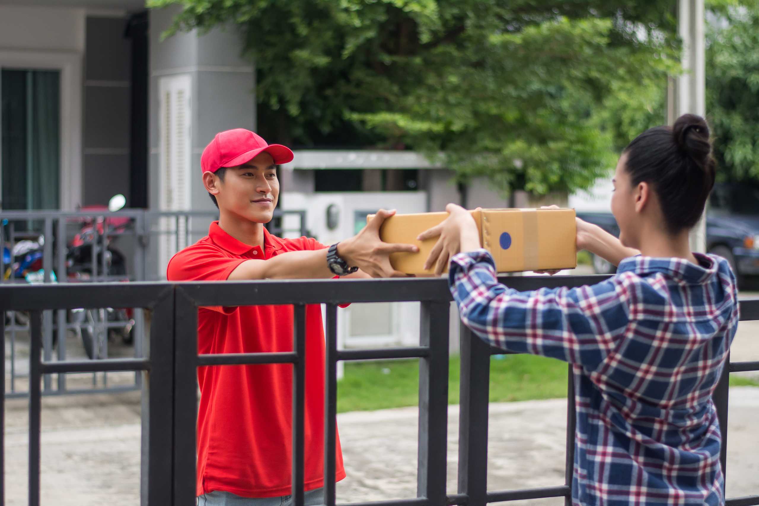 Delievry man delivering a parcel